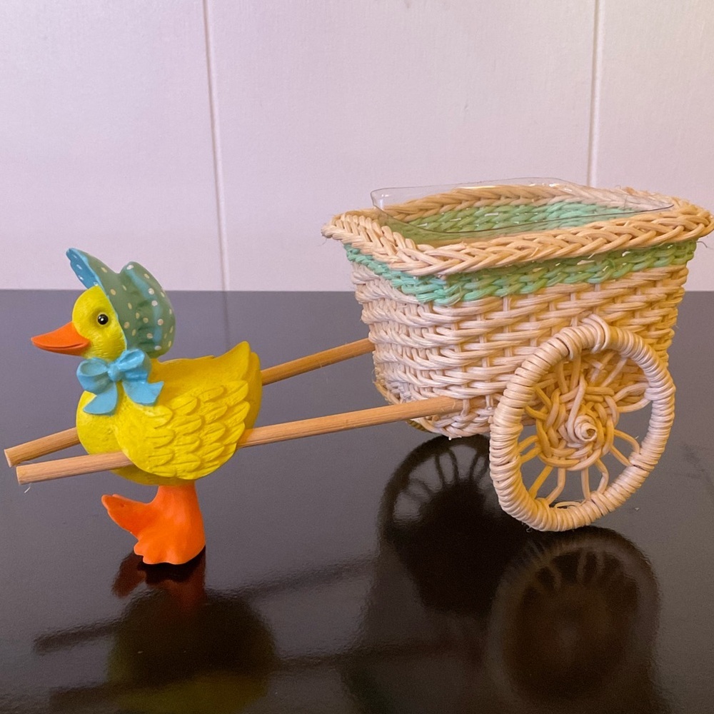 Vintage Avon Dora Duck Easter Candy Basket with Original Liner and Box